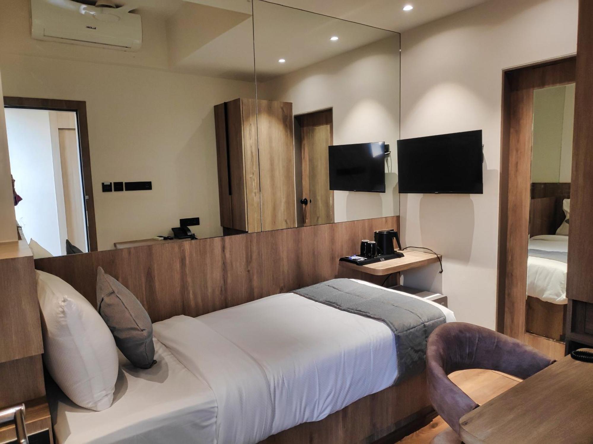 Maxxvalue Hotel Midc - Andheri Мумбай Екстериор снимка