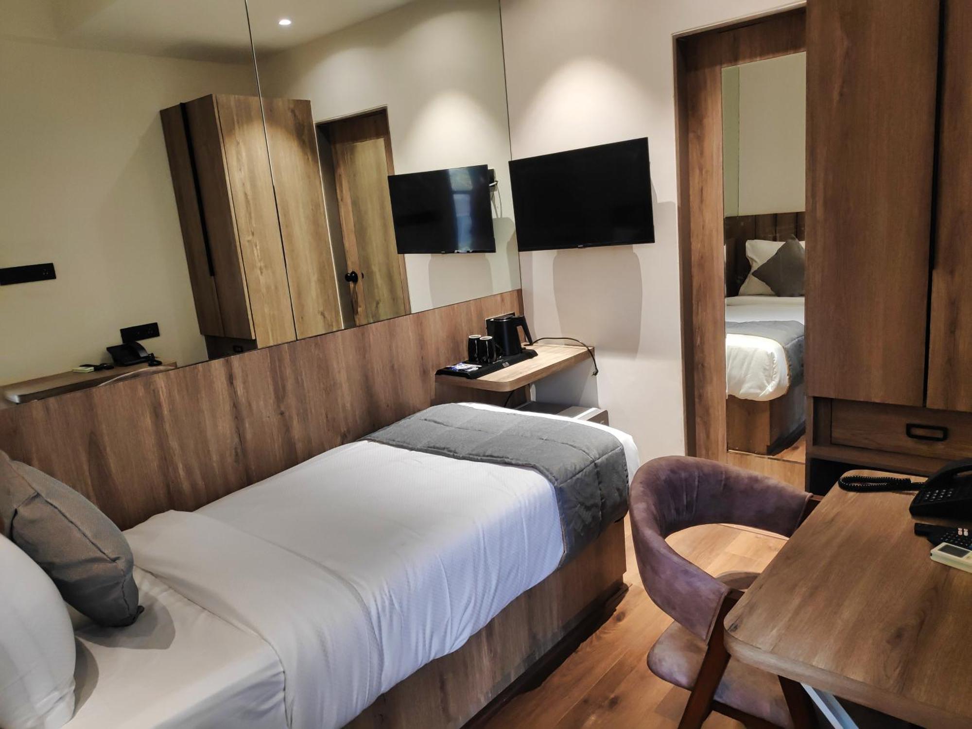Maxxvalue Hotel Midc - Andheri Мумбай Екстериор снимка