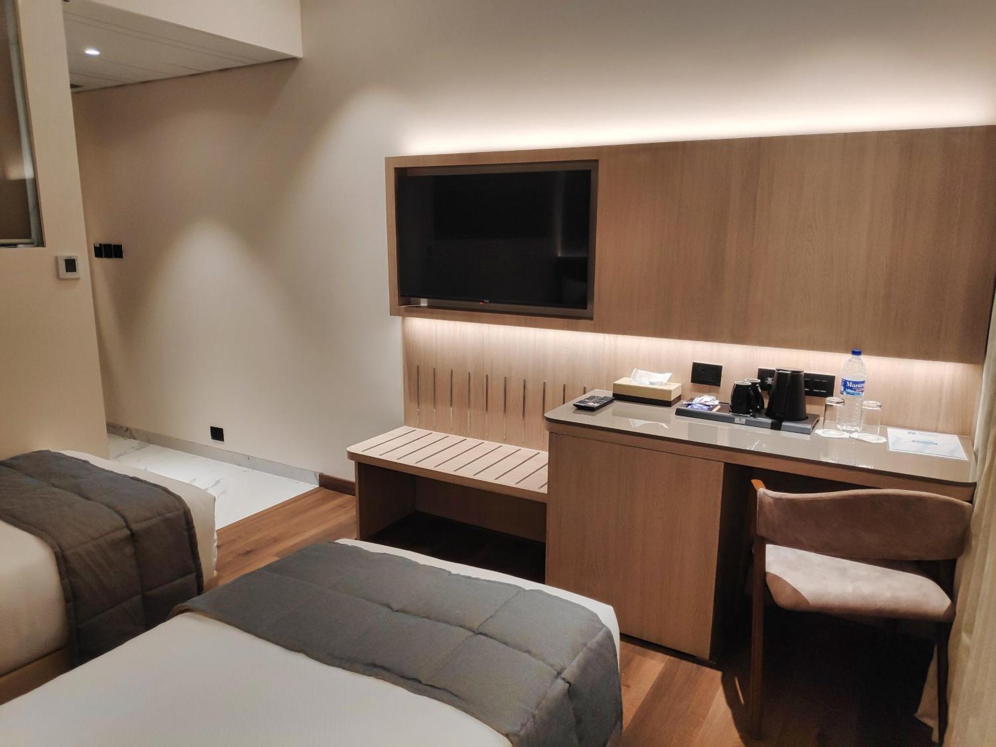 Maxxvalue Hotel Midc - Andheri Мумбай Екстериор снимка