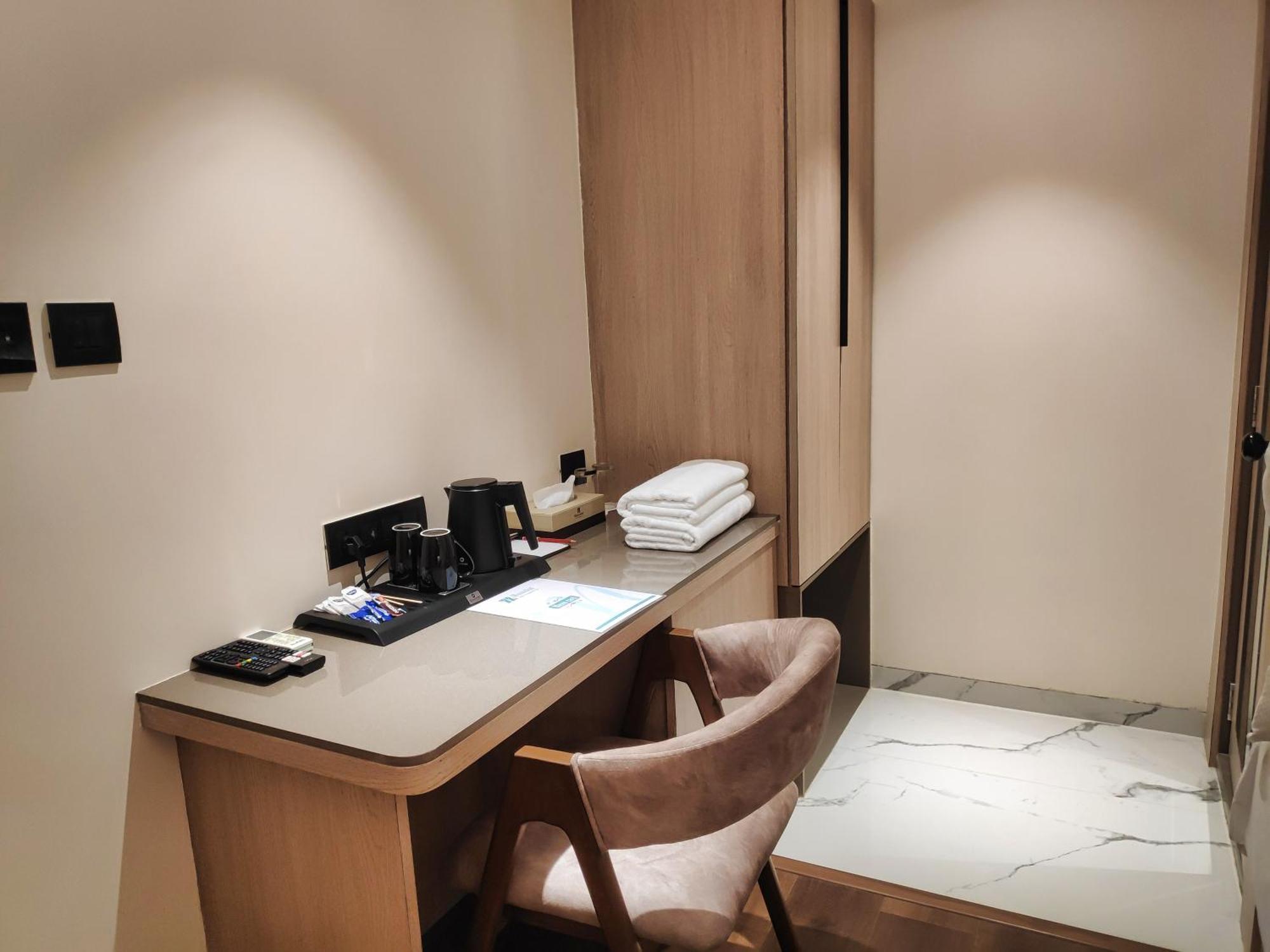 Maxxvalue Hotel Midc - Andheri Мумбай Екстериор снимка
